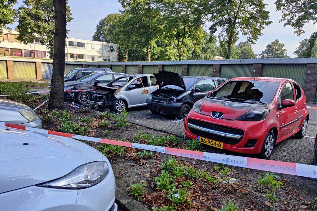 Enorme schade bij forse autobranden