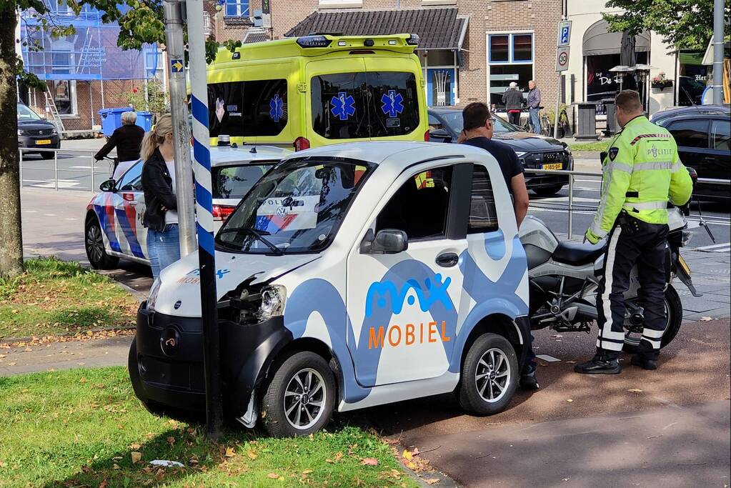 Max mobiel botst tegen verkeerspaal