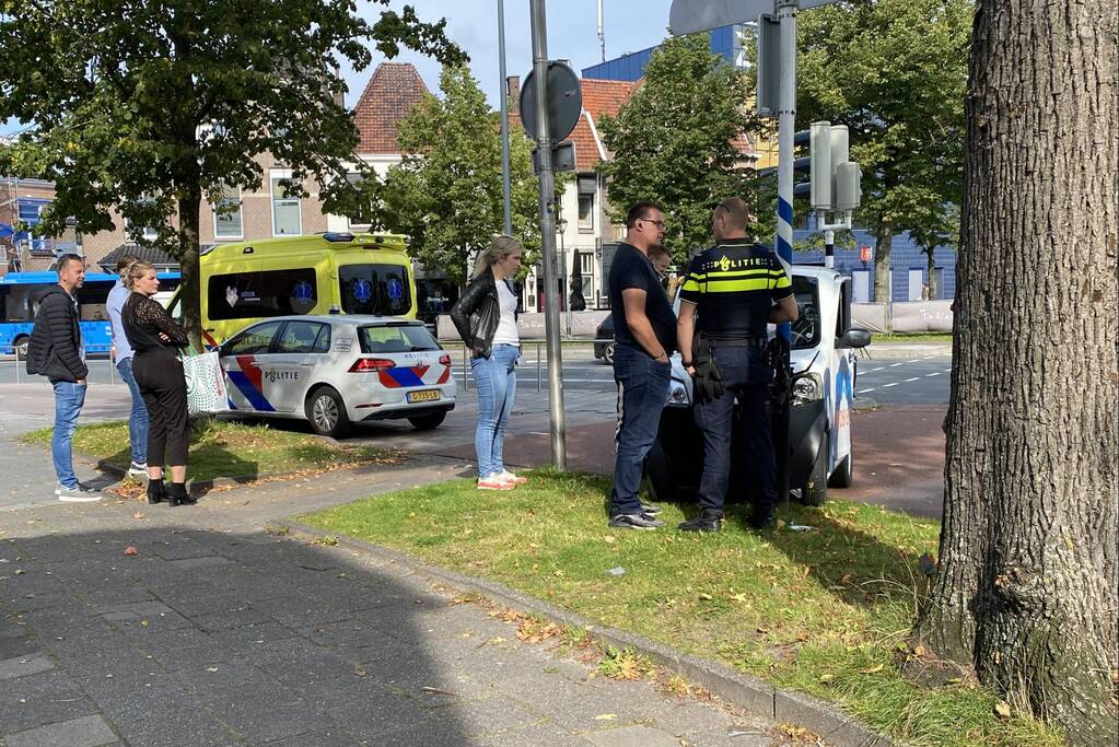 Max mobiel botst tegen verkeerspaal