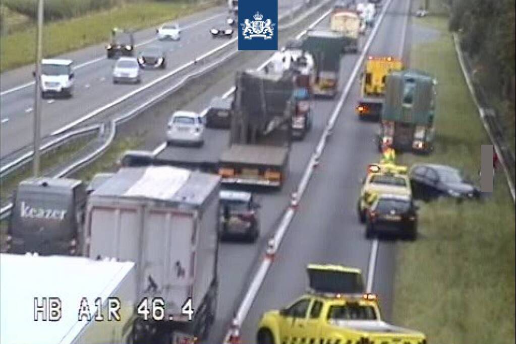 Vrachtwagen en personenauto botsen op snelweg