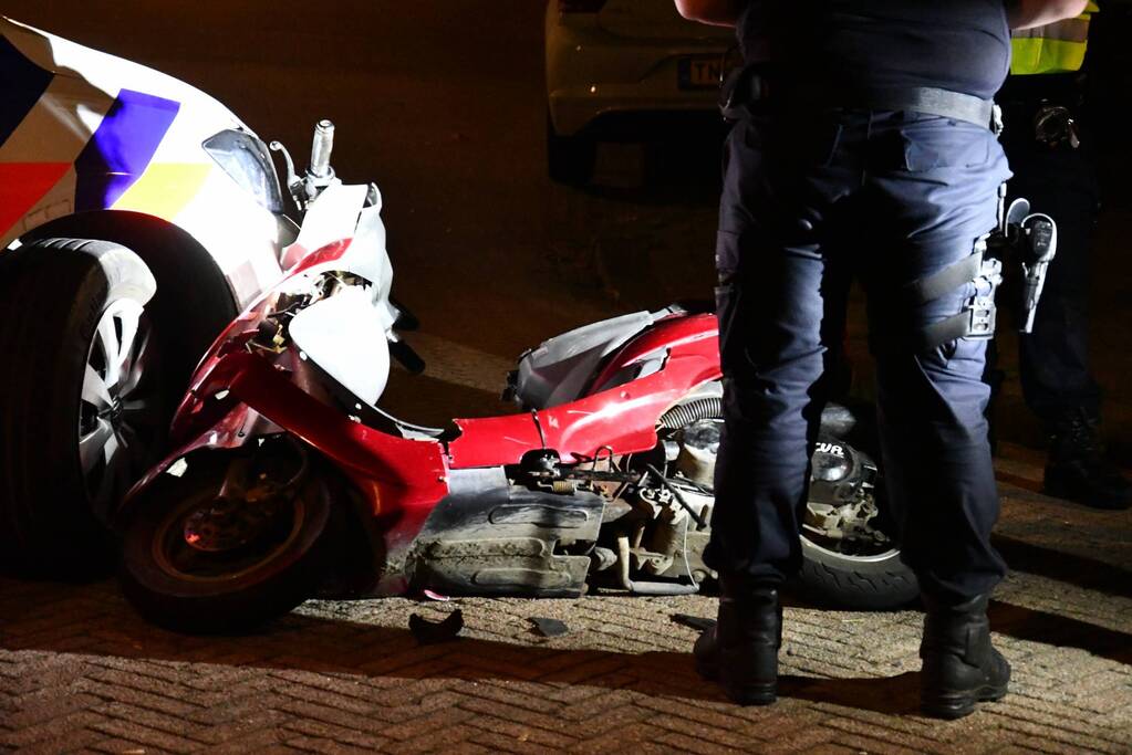 Scooter crasht bij achtervolging