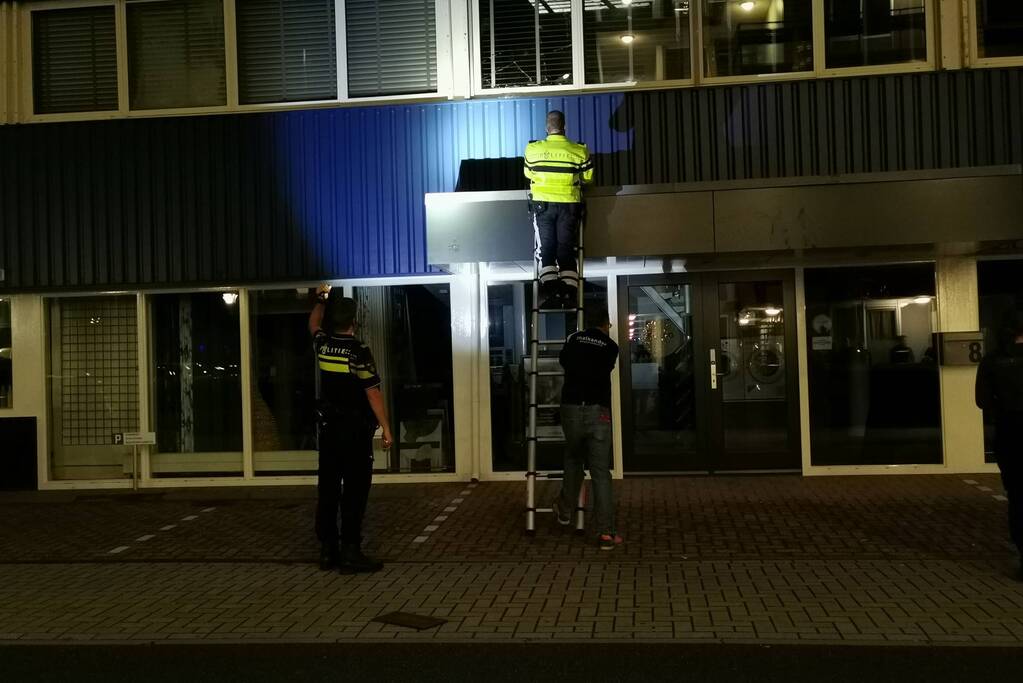 Politie haalt man van dak die vernielingen pleegt