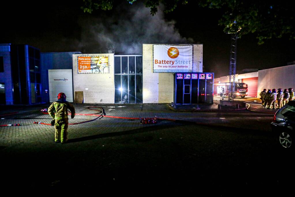 Grote brand bij bedrijfspand