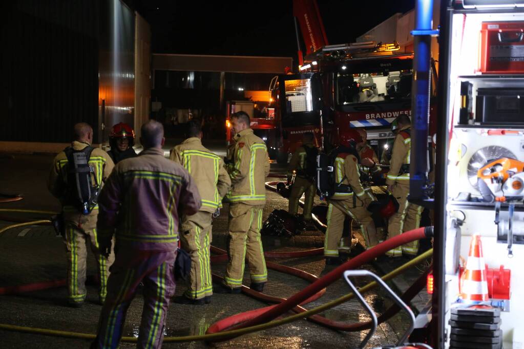 Grote brand bij bedrijfspand