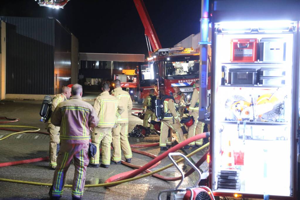 Grote brand bij bedrijfspand