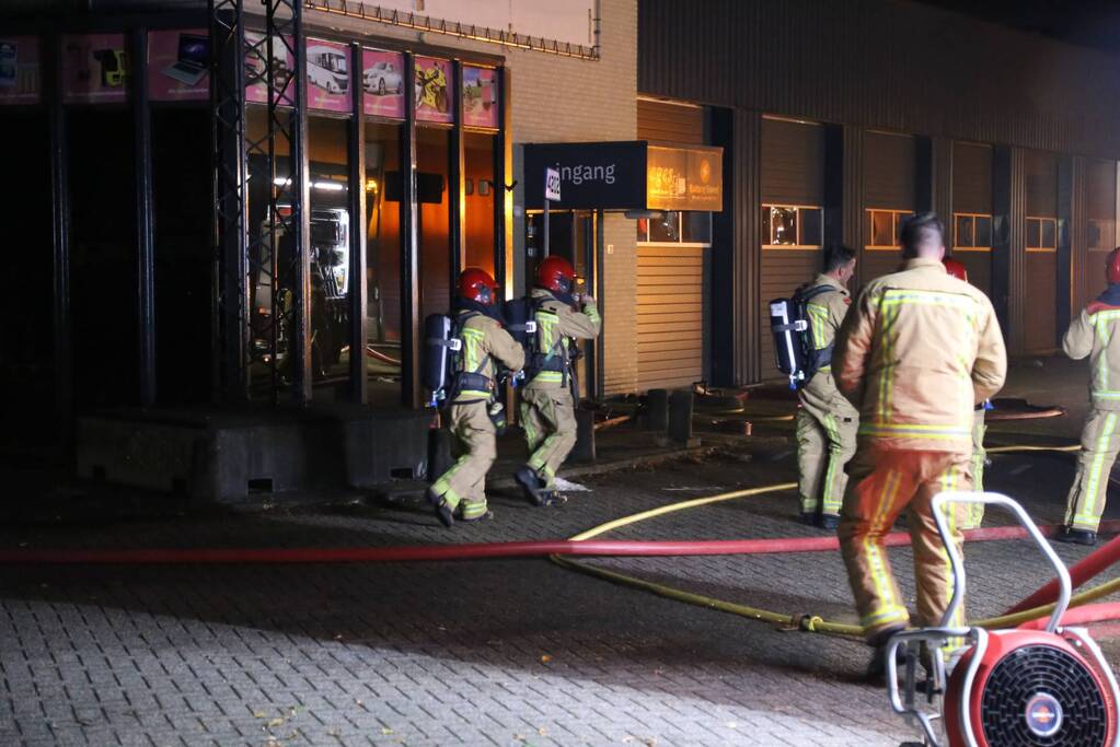 Grote brand bij bedrijfspand
