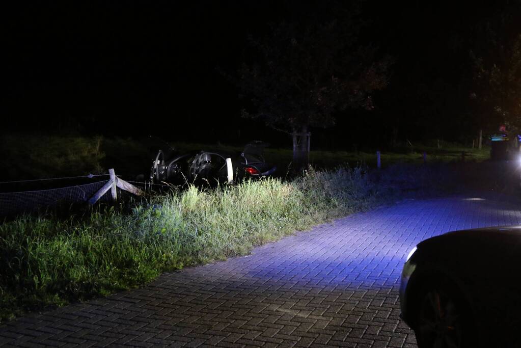 Auto belandt in weiland na botsing