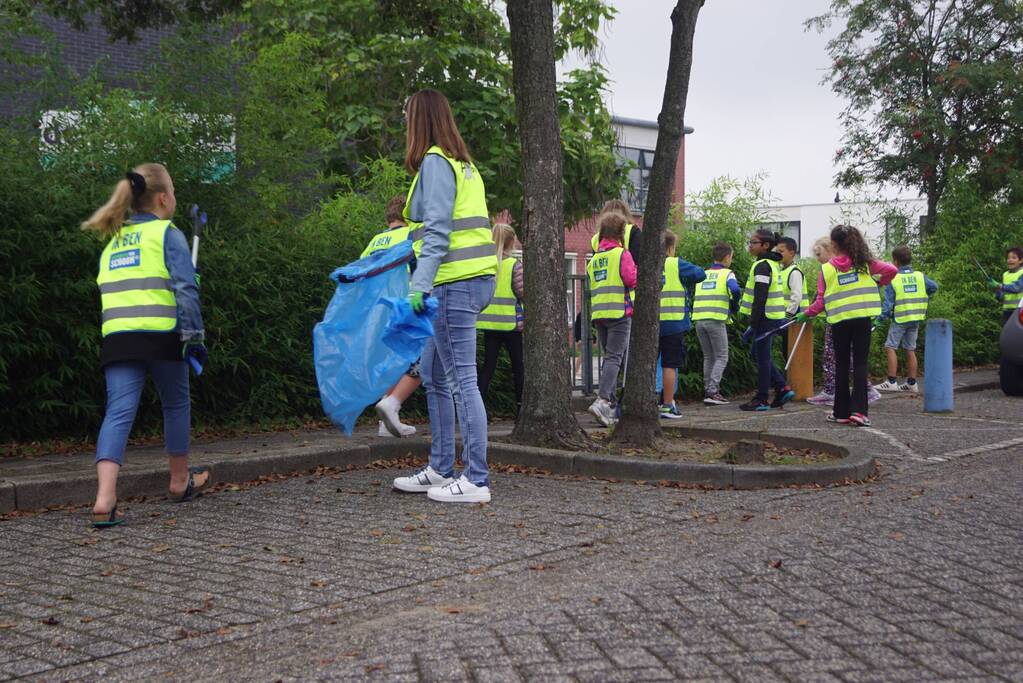 Basisschoolleerlingen speuren naar straatafval