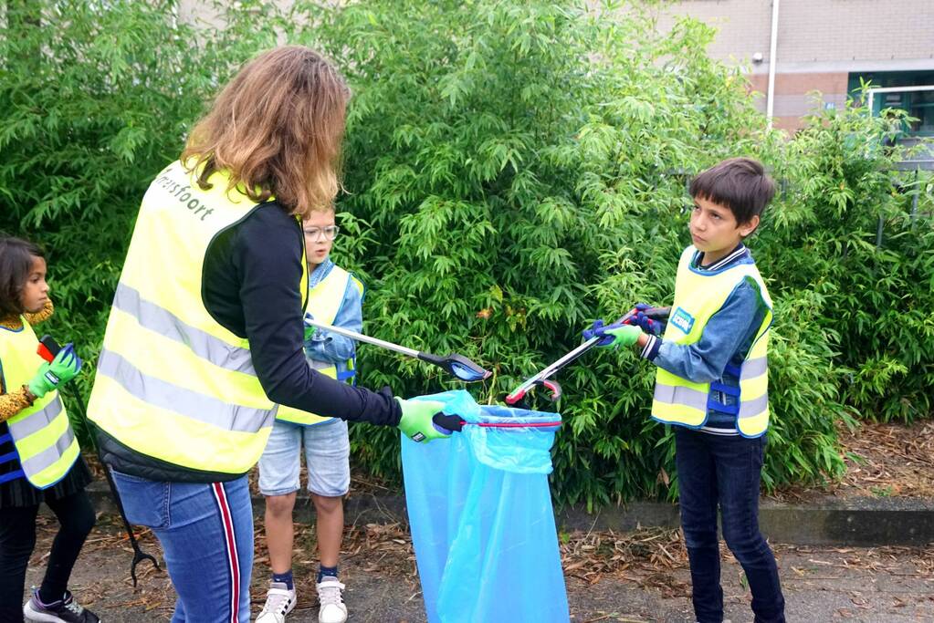 Basisschoolleerlingen speuren naar straatafval