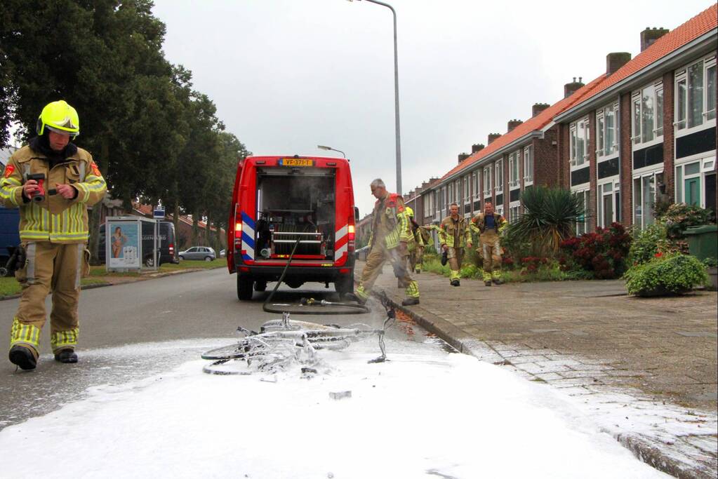 Elektrische fiets vliegt tijdens het fietsen in brand
