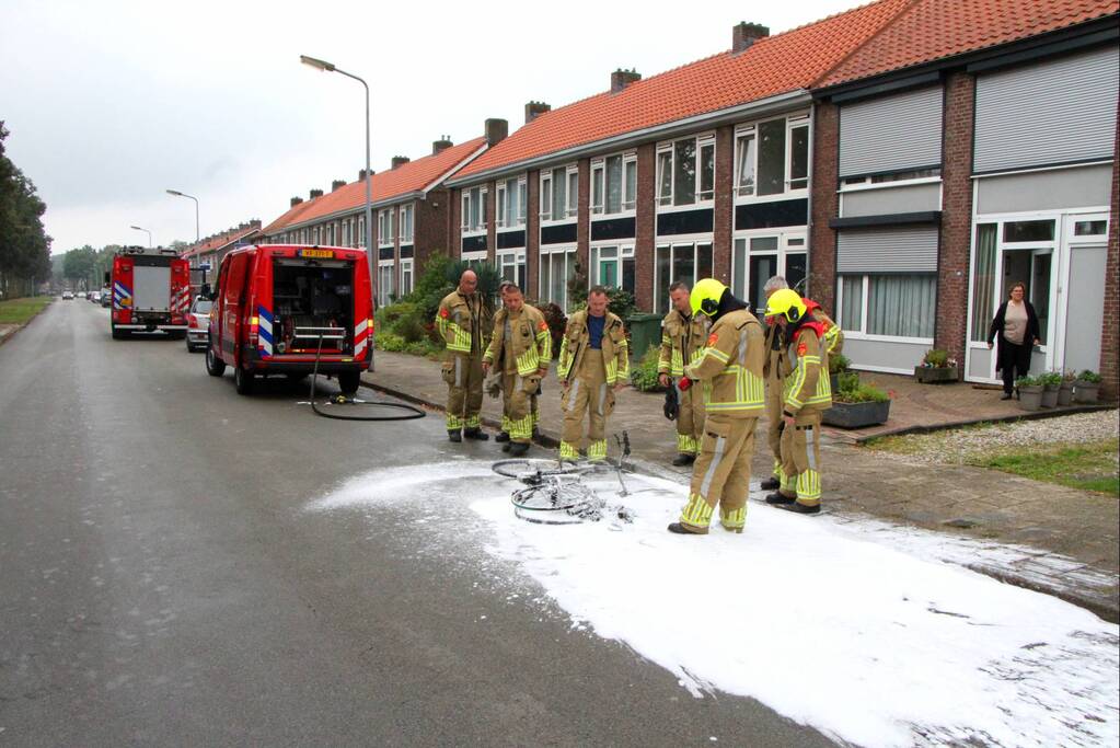 Elektrische fiets vliegt tijdens het fietsen in brand
