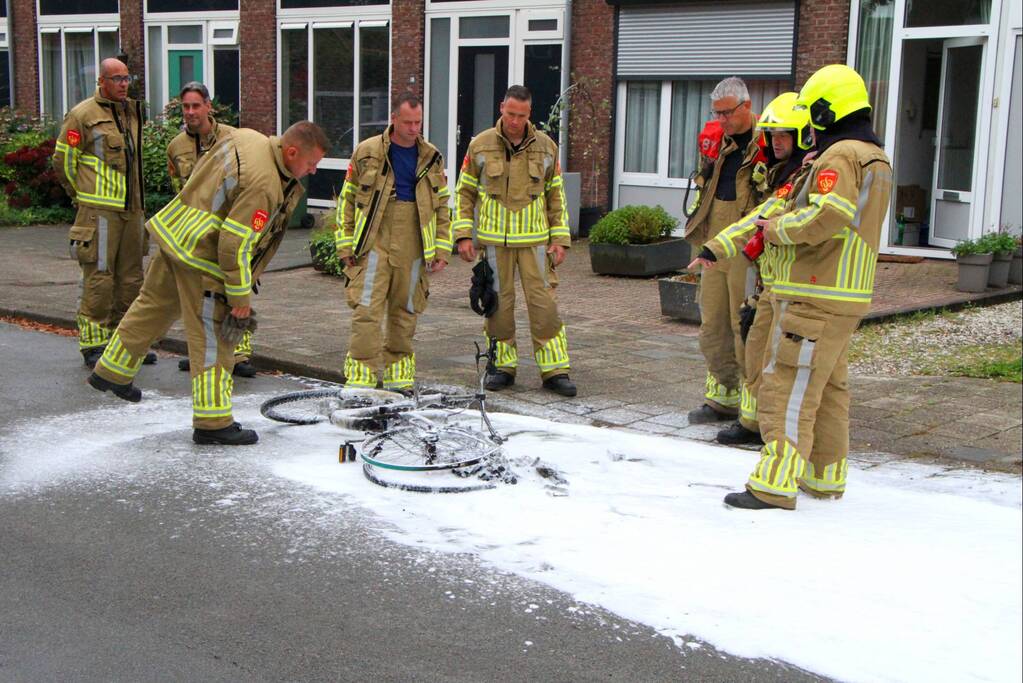 Elektrische fiets vliegt tijdens het fietsen in brand
