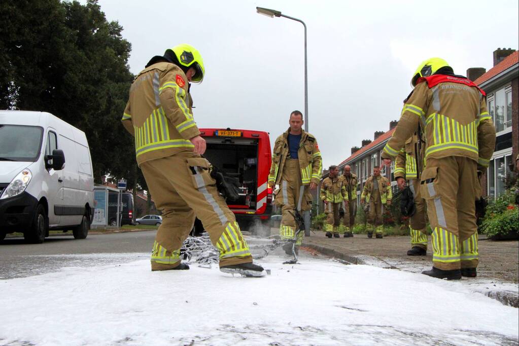 Elektrische fiets vliegt tijdens het fietsen in brand