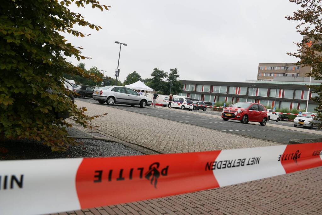 Dode onder verdachte omstandigheden gevonden op parkeerplaats