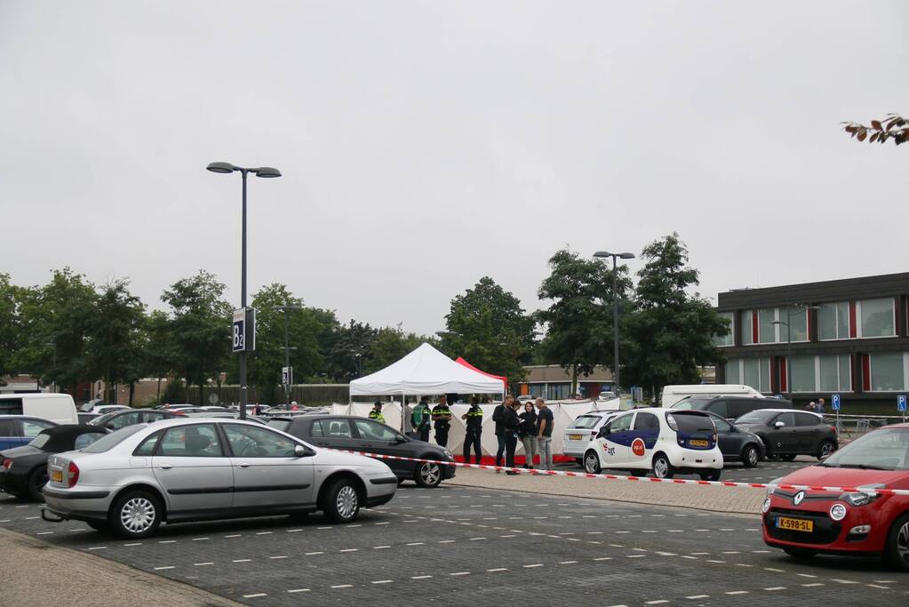 Dode onder verdachte omstandigheden gevonden op parkeerplaats