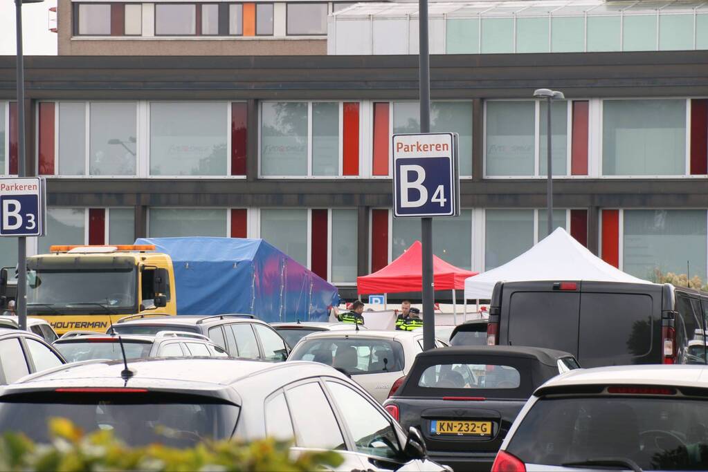 Dode onder verdachte omstandigheden gevonden op parkeerplaats