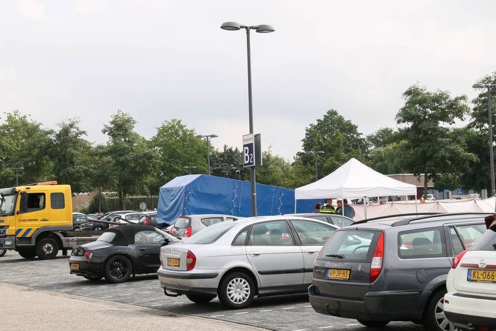 Dode onder verdachte omstandigheden gevonden op parkeerplaats