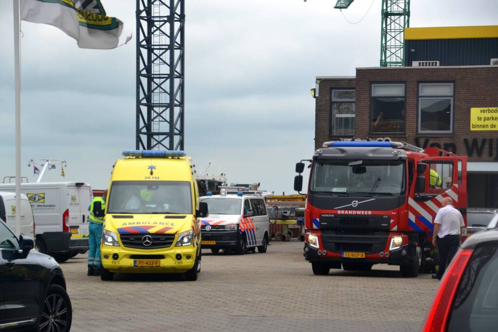 Man valt in ruim van schip in Beatrixhaven