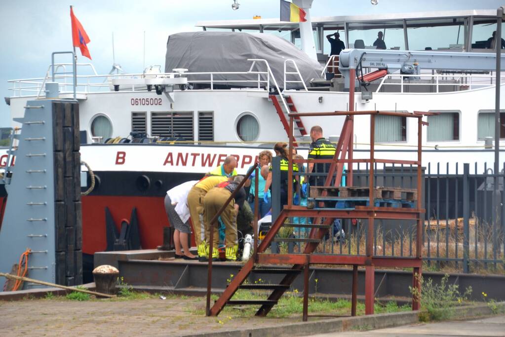 Man valt in ruim van schip in Beatrixhaven