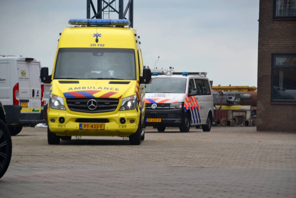 Man valt in ruim van schip in Beatrixhaven