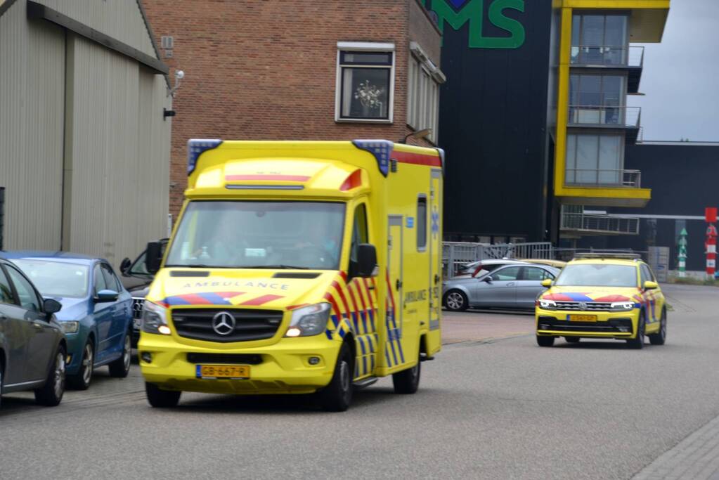 Man valt in ruim van schip in Beatrixhaven