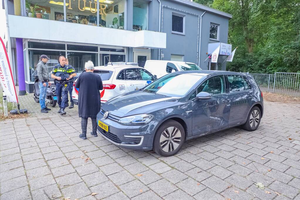 Auto botst op voorbijrijdende scooter
