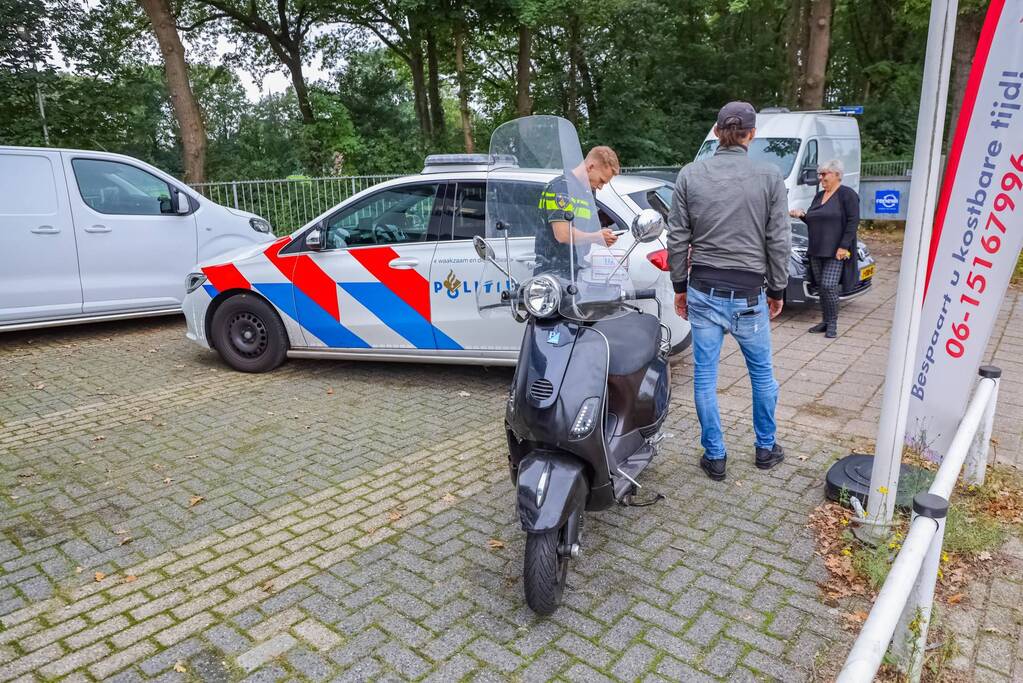 Auto botst op voorbijrijdende scooter