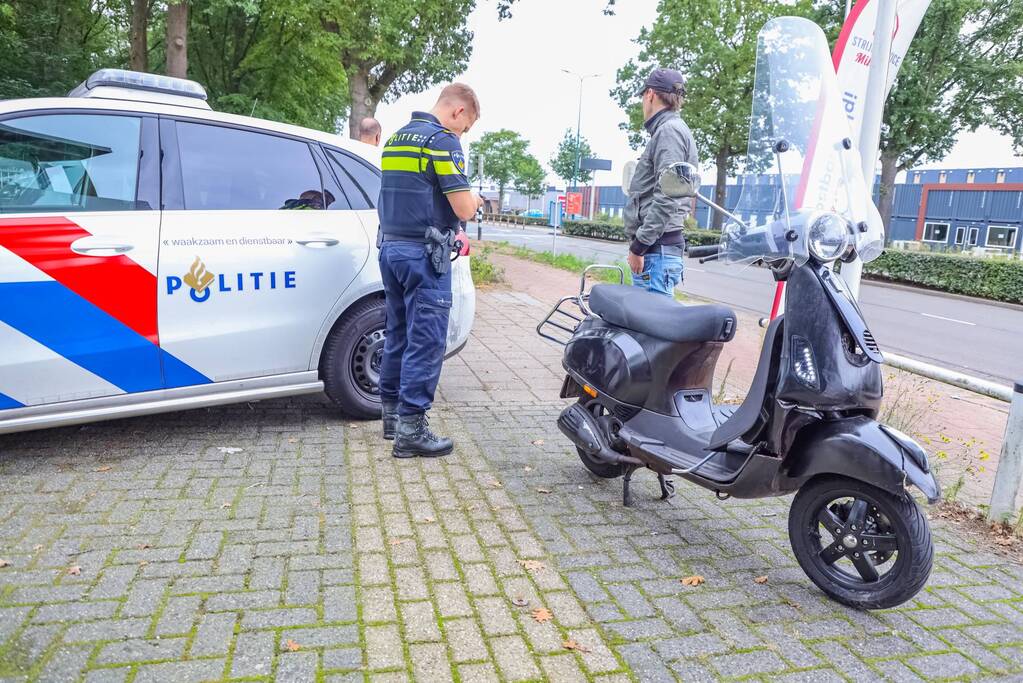 Auto botst op voorbijrijdende scooter