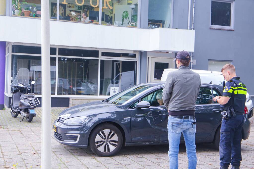 Auto botst op voorbijrijdende scooter