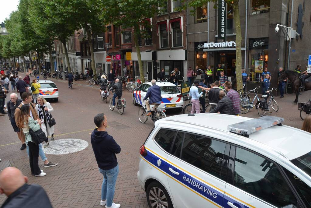 Mannen gaan met elkaar op de vuist bij McDonalds