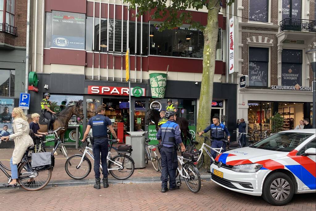 Mannen gaan met elkaar op de vuist bij McDonalds