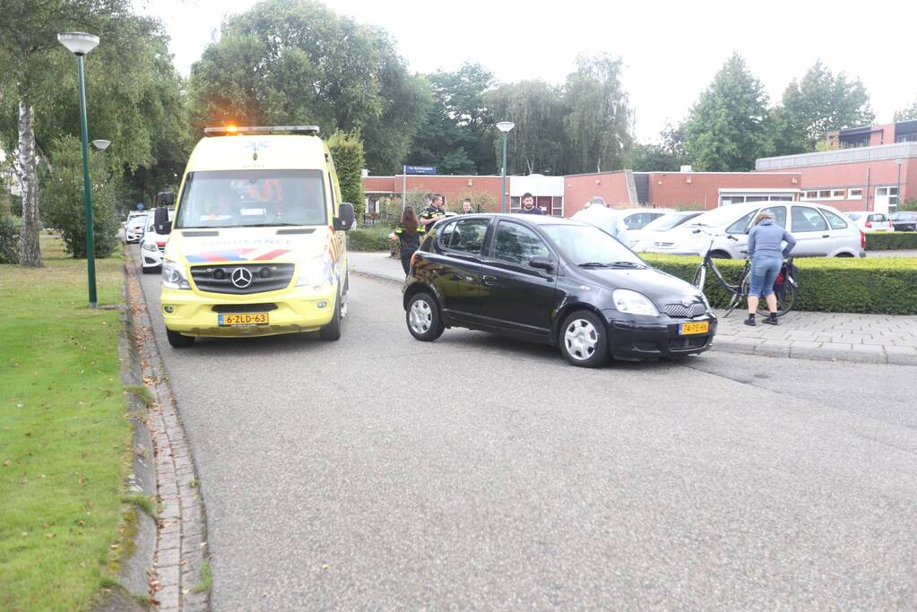 Auto loopt lekke band op na botsing met fiets
