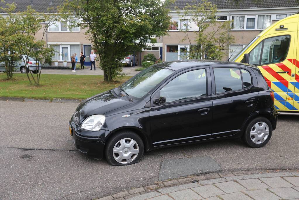 Auto loopt lekke band op na botsing met fiets