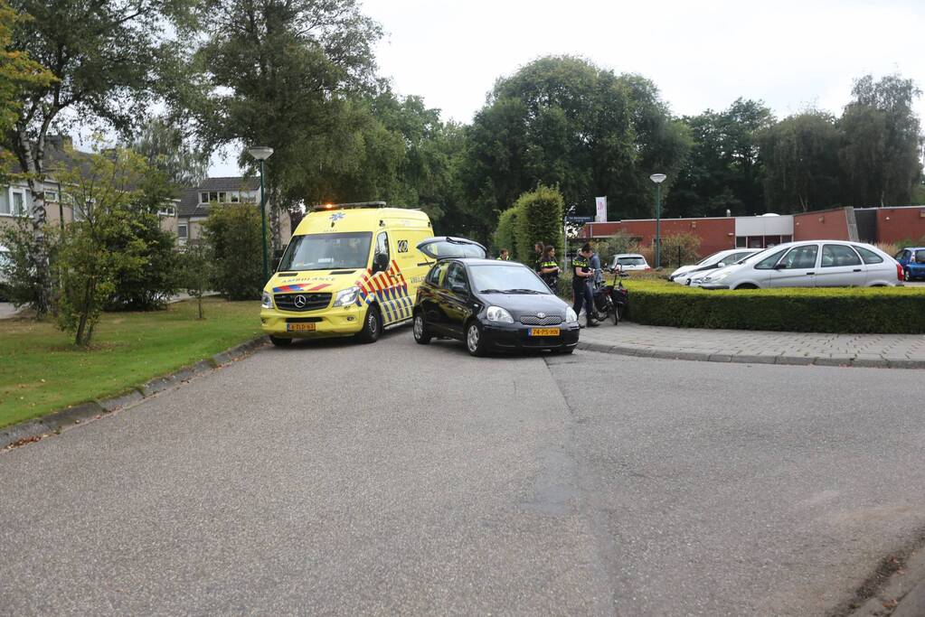 Auto loopt lekke band op na botsing met fiets