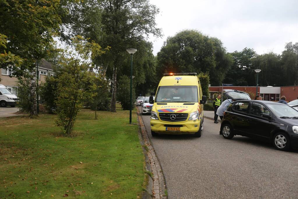 Auto loopt lekke band op na botsing met fiets