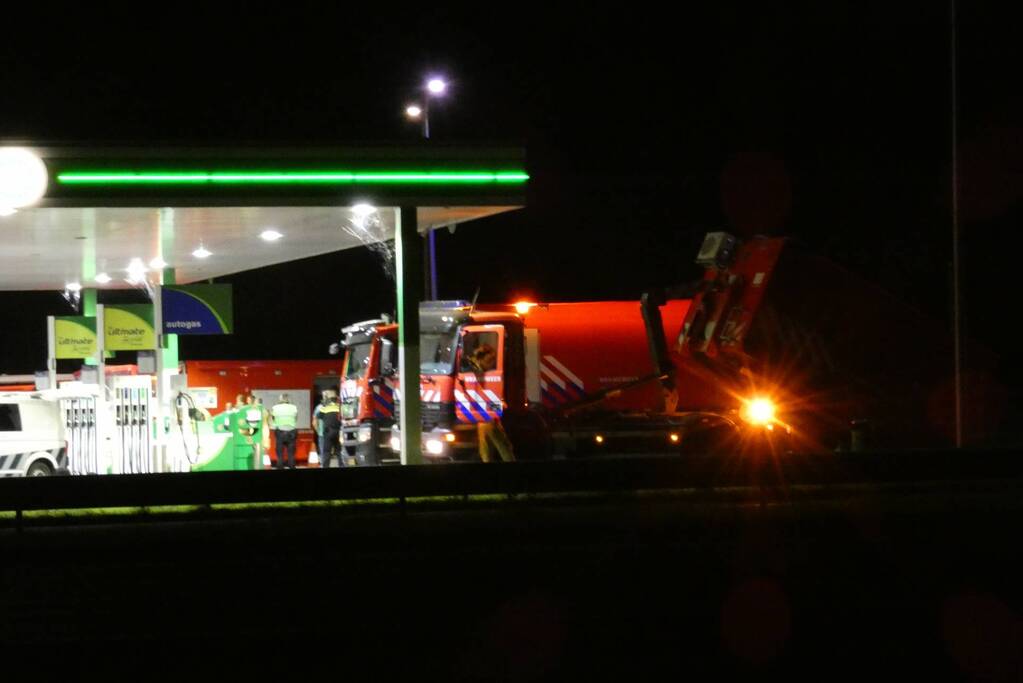 Tankstation en omgeving afgezet door lekkende stof uit vrachtwagen