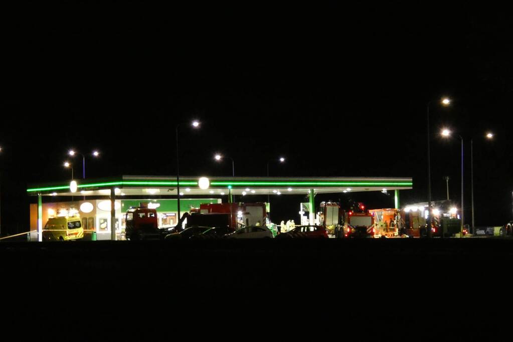 Tankstation en omgeving afgezet door lekkende stof uit vrachtwagen