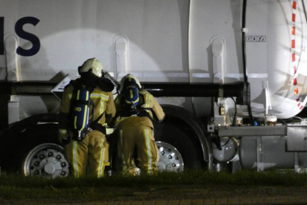 Tankstation en omgeving afgezet door lekkende stof uit vrachtwagen