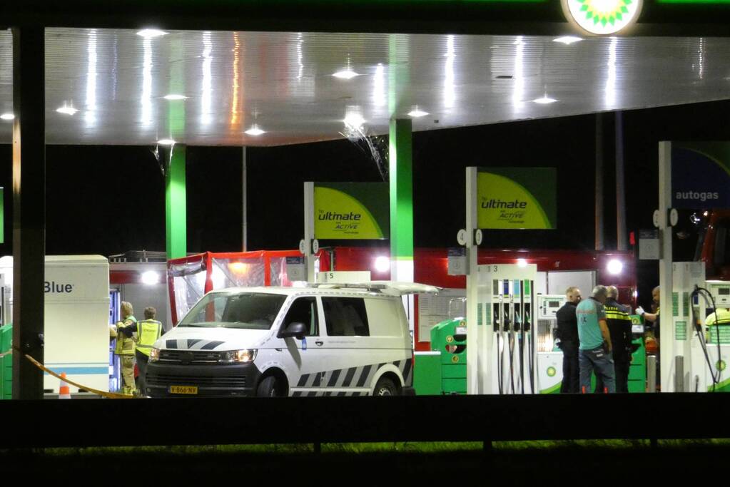 Tankstation en omgeving afgezet door lekkende stof uit vrachtwagen