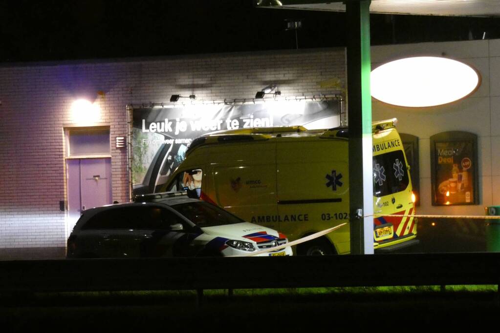 Tankstation en omgeving afgezet door lekkende stof uit vrachtwagen