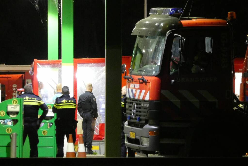 Tankstation en omgeving afgezet door lekkende stof uit vrachtwagen