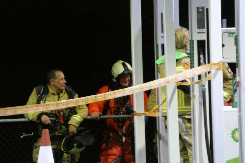 Tankstation en omgeving afgezet door lekkende stof uit vrachtwagen