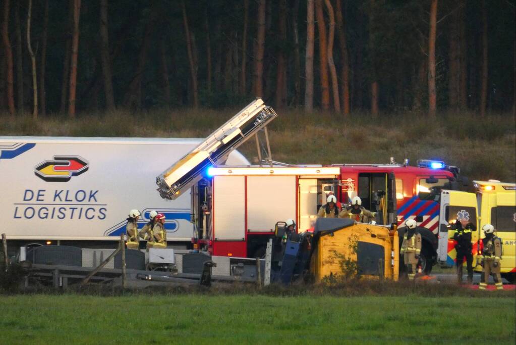 Vrachtwagen raakt van de weg en belandt in greppel