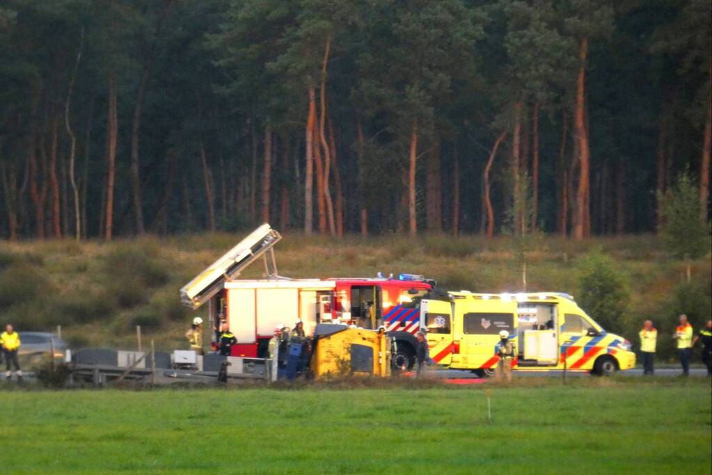 Vrachtwagen raakt van de weg en belandt in greppel