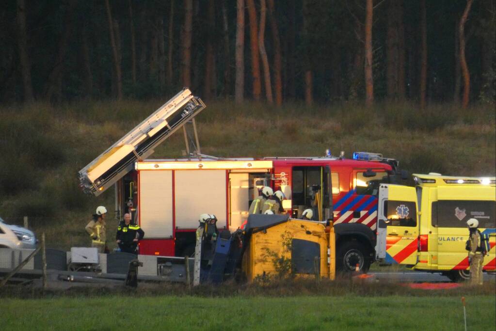 Vrachtwagen raakt van de weg en belandt in greppel