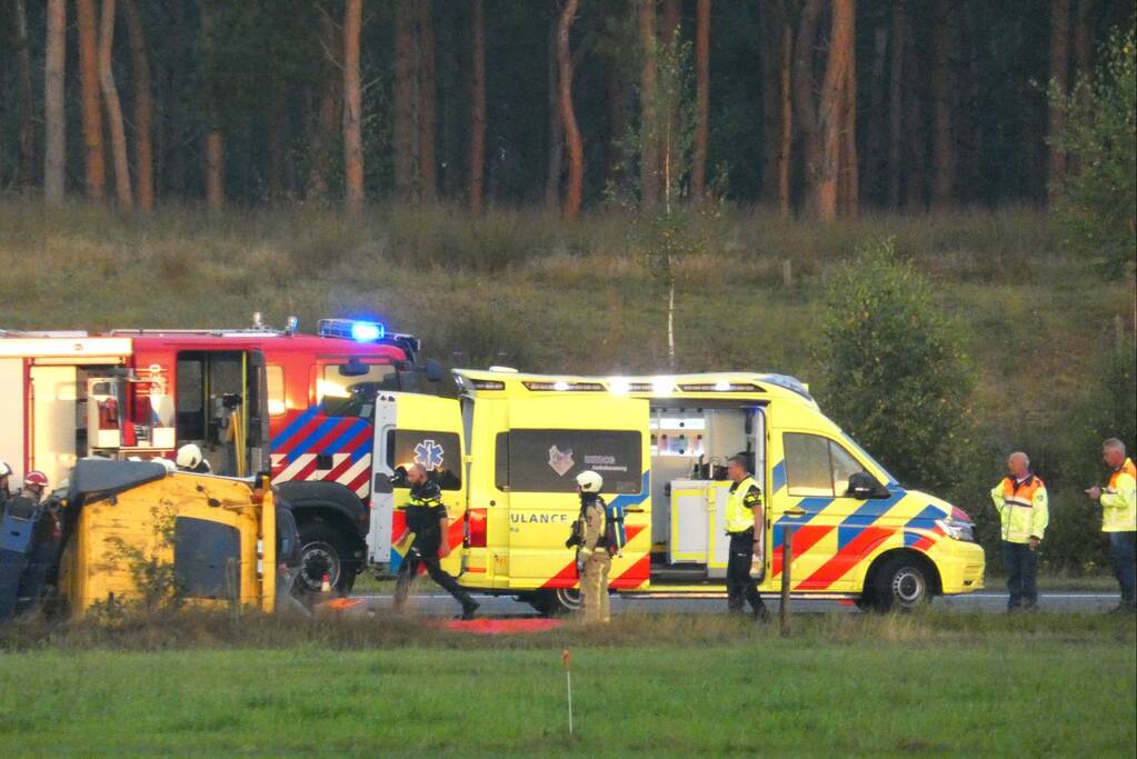 Vrachtwagen raakt van de weg en belandt in greppel