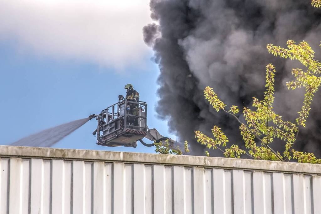 Brandweer urenlang bezig met brand in glasfabriek