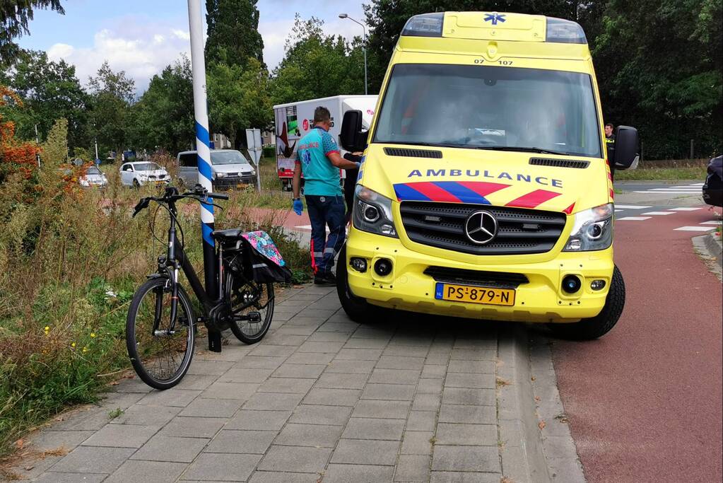 Fietsster schrikt en komt ten val