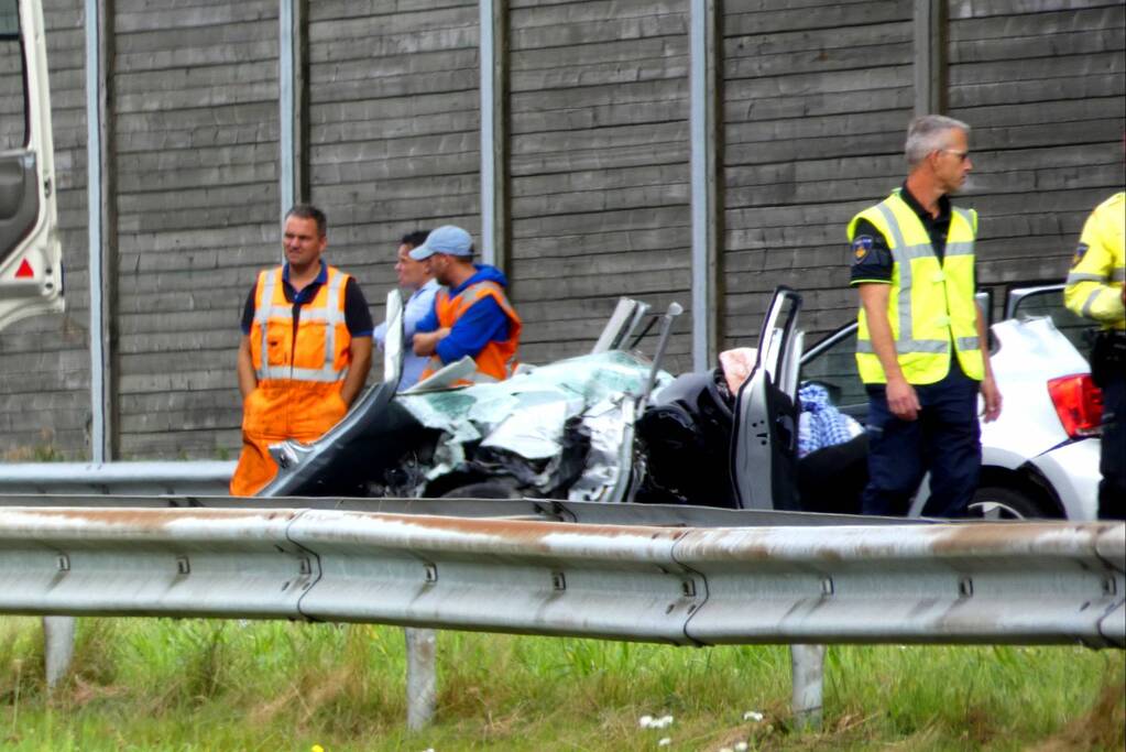 Auto botst achterop vrachtwagen