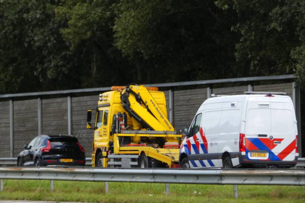 Auto botst achterop vrachtwagen